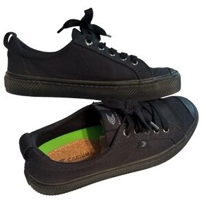 Cariuma Women’s Black Canvas Sneakers size 8